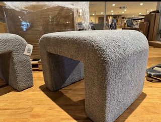 Set van 2 hockers. Grijs stof